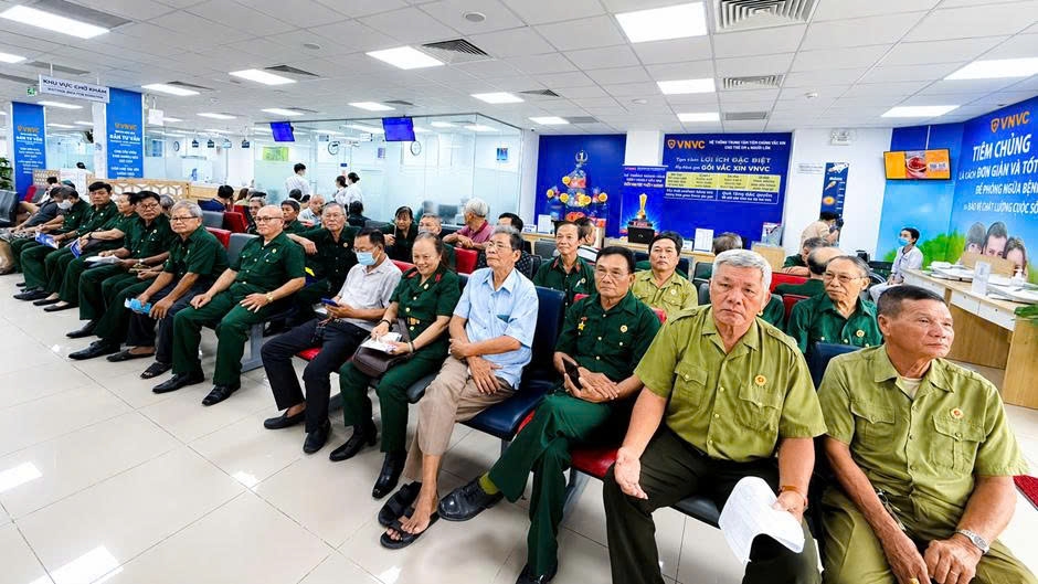 Sáng 27/7, nhiều thương binh, bệnh binh, cựu chiến binh tại TP.HCM đến VNVC tiêm vắc xin cúm miễn phí trong chương trình tri ân. Ảnh: VNVC