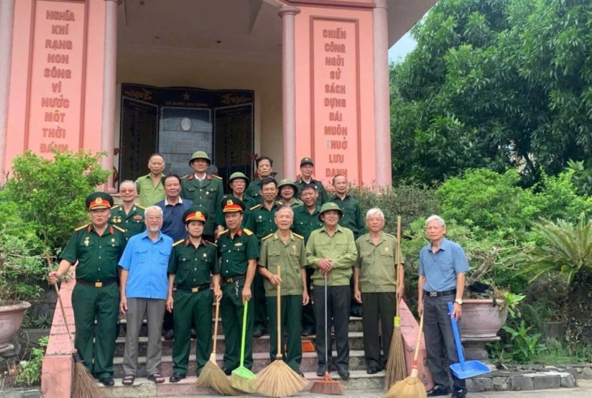Đông đảo cán bộ, đoàn viên, hội viên các đoàn thể và người dân vệ sinh nghĩa trang liệt sĩ.