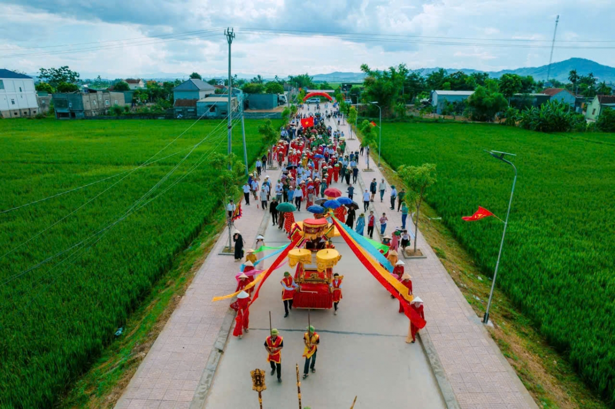 Trang nghiêm lễ rước sắc tại lễ hội đền thờ Sát hải đại vương Hoàng Tá Thốn Trang nghiêm lễ rước sắc tại lễ hội đền thờ Sát hải đại vương Hoàng Tá Thốn