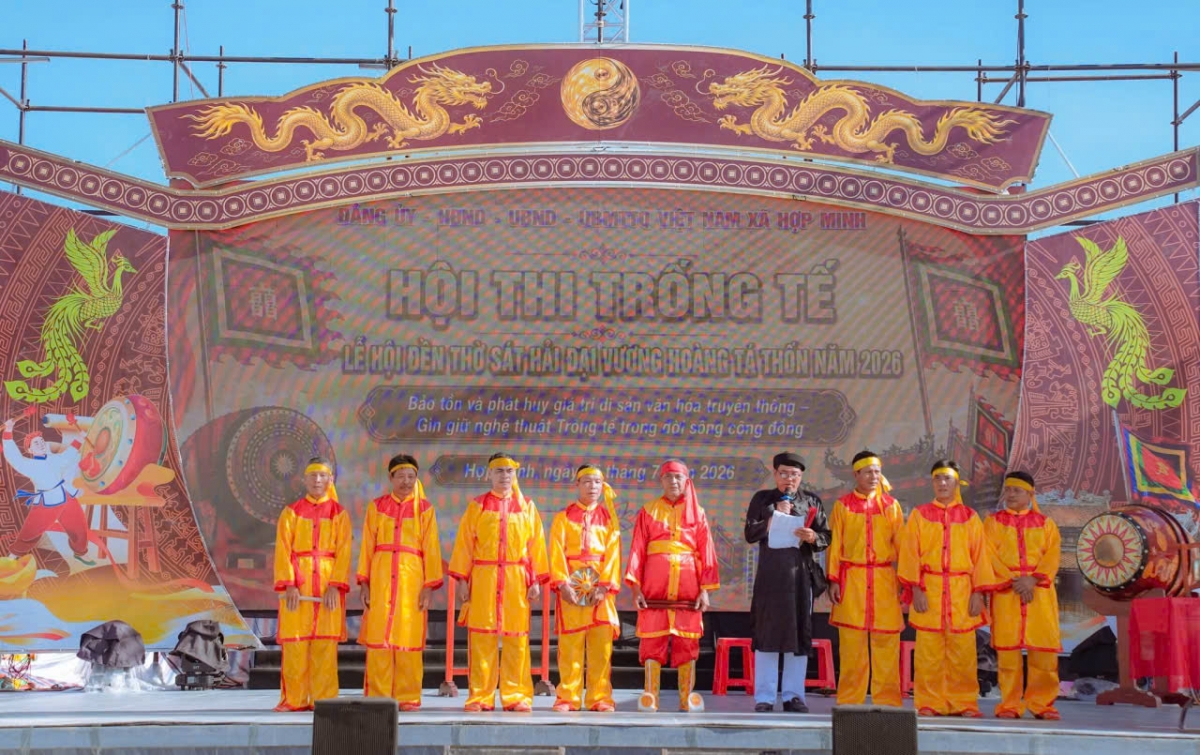 Các cụ cao niên tham gia Hội thi trống tế tại lễ hội đền Hoàng Tá Thốn Các cụ cao niên tham gia Hội thi trống tế tại lễ hội đền Hoàng Tá Thốn