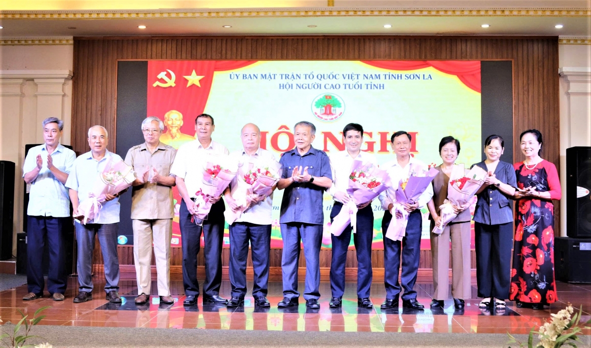 Tặng hoa tri ân những cán bộ Hội không tiếp tục công tác