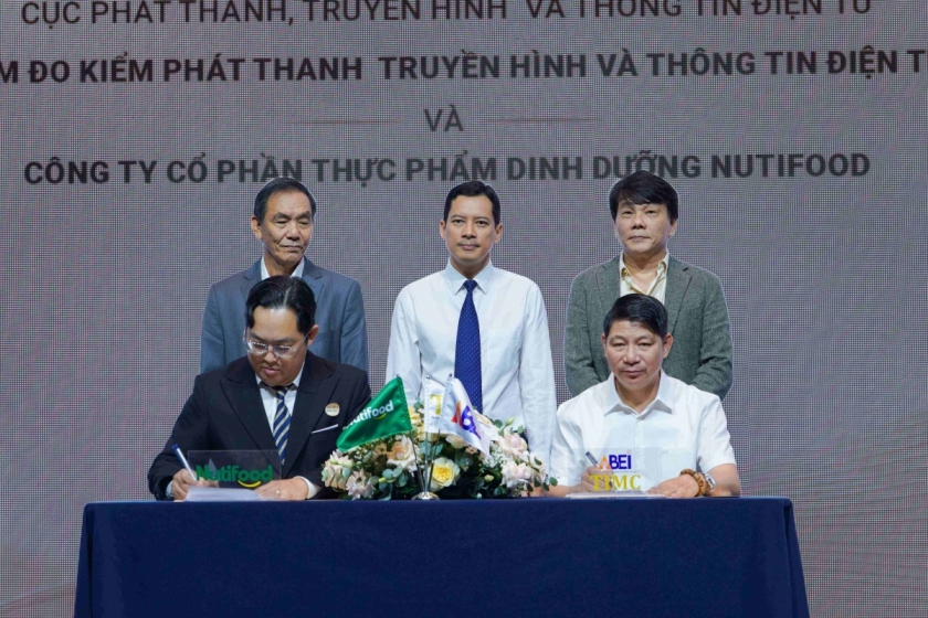 Đại diện hai bên tại buổi lễ ký kết hợp tác
