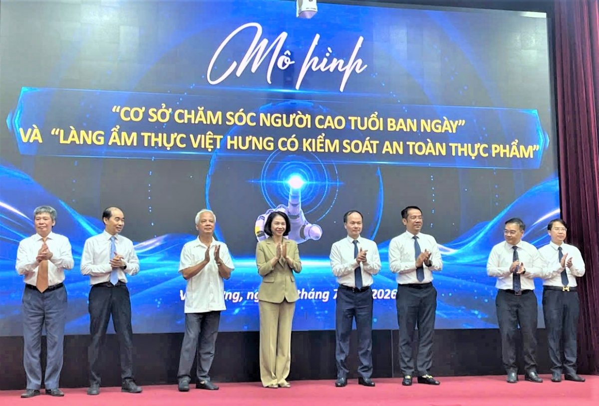 Các đại biểu nhấn nút khởi động chương trình