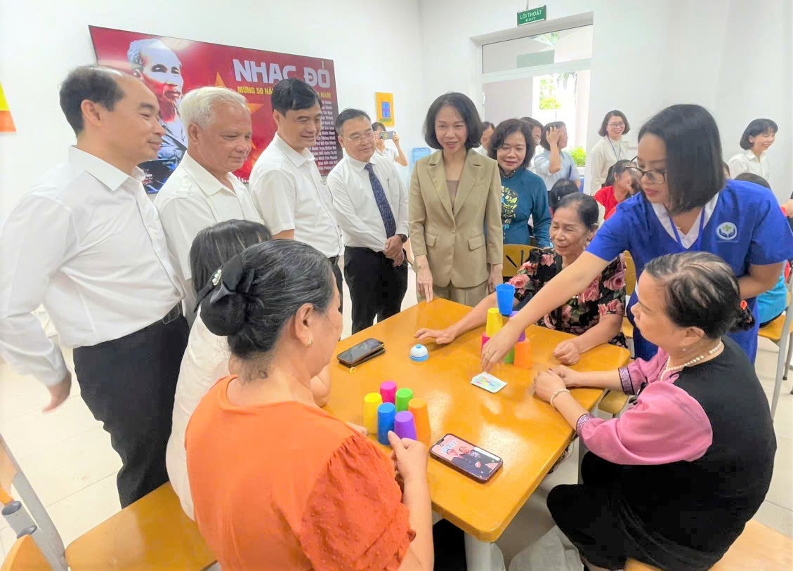 Các đại biểu tham quan mô hình