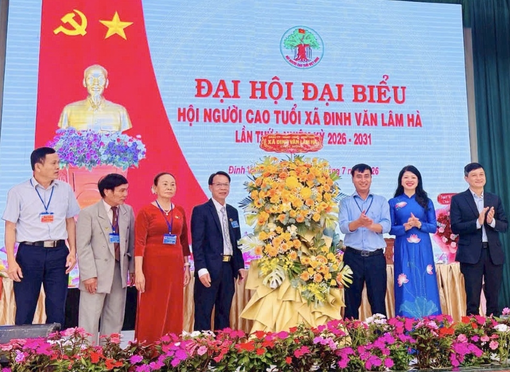 Đại diện lãnh đạo xã tặng hoa cho Đại hội Hội NCT 