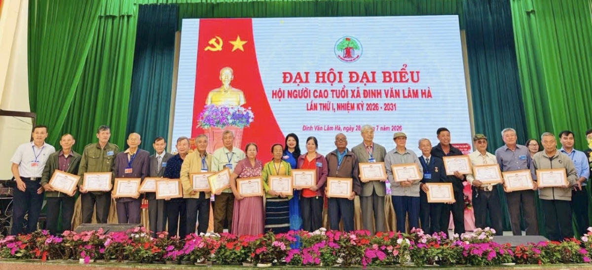 UBMTTQ Việt Nam xã tặng giấy khen cho các tập thể và cá nhân có thành tích xuất sắc trong phong trào Hội NCT