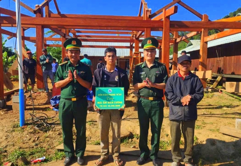 Trao kinh phí hỗ trợ xây dựng nhà “Mái ấm biên cương” cho hộ nghèo tại xã Hùng Sơn.