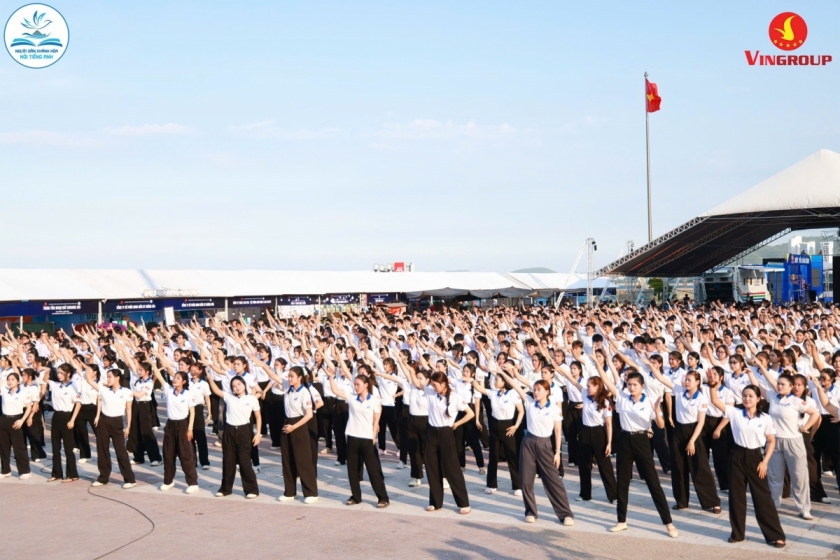 3.000 người đồng diễn Flashmob tại “Ngày hội tiếng Anh tỉnh Khánh Hòa”- sự kiện tiếng Anh cộng đồng thu hút hơn 10.000 người tham gia. (Ảnh: VinUni)