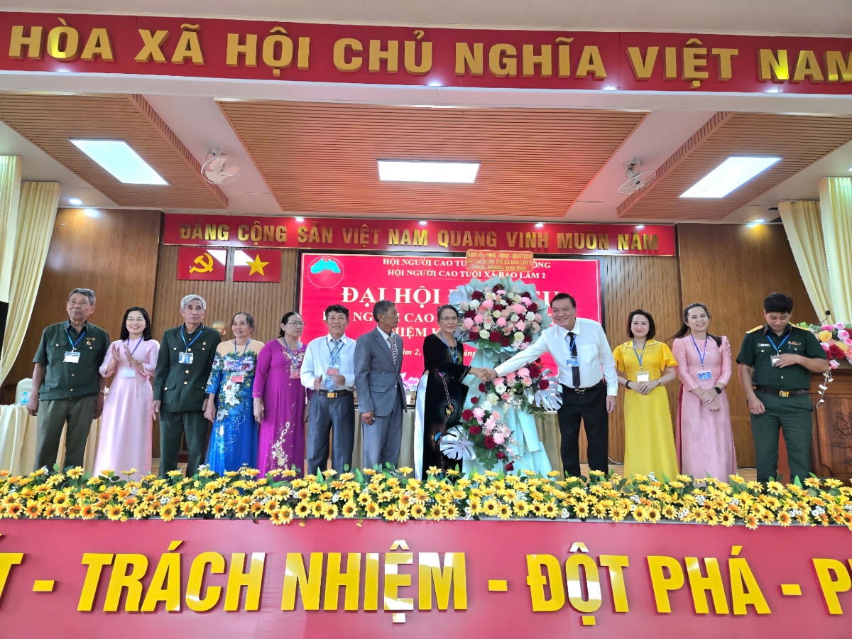Đại diện lãnh đạo địa phương tặng hoa cho Đại hội Hội NCT xã Đại diện lãnh đạo địa phương tặng hoa cho Đại hội Hội NCT xã