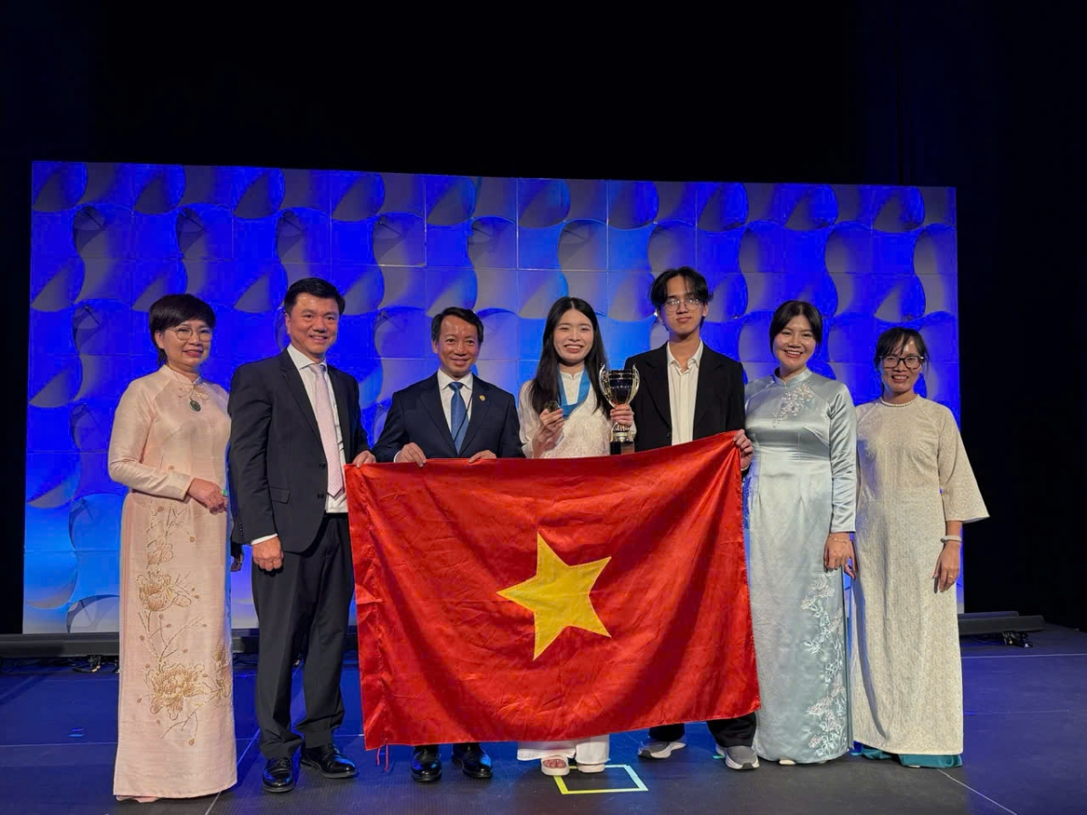 PGS.TS. Nguyễn Thanh Sơn - Phó Hiệu trưởng thường trực, Trưởng đoàn công tác của Trường Đại học Hàng hải Việt Nam chia vui cùng sinh viên Nguyễn Mai Chi - Huy chương Vàng thế giới nội dung Microsoft Excel (Microsoft 365 Apps) tại Cuộc thi Vô địch Tin học văn phòng thế giới MOSWC 2026