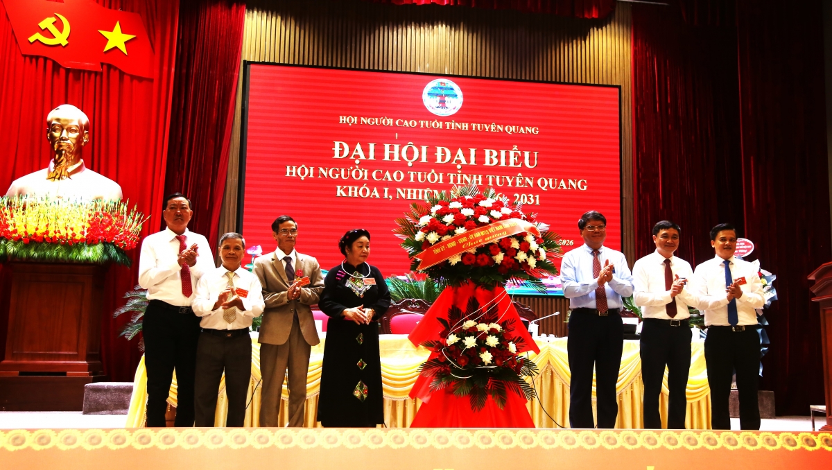 Lãnh đạo tỉnh Tuyên Quang tặng hoa chúc mừng Đại hội