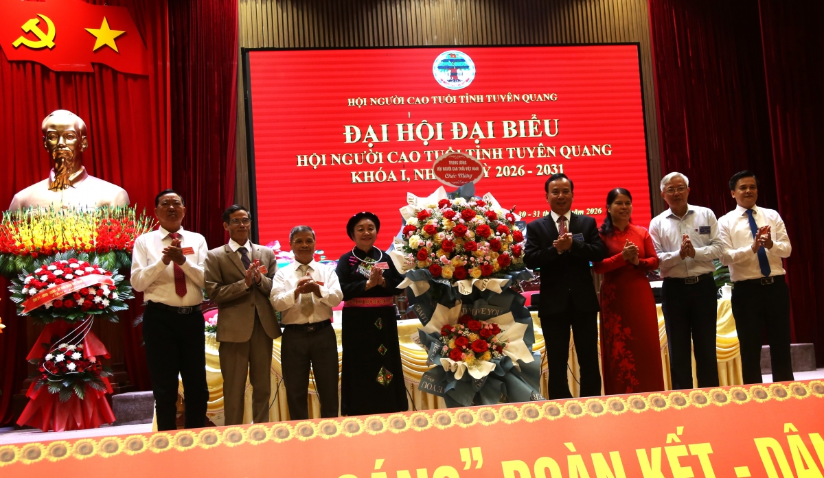 Trung ương Hội Người cao tuổi Việt Nam tặng hoa chúc mừng Đại hội