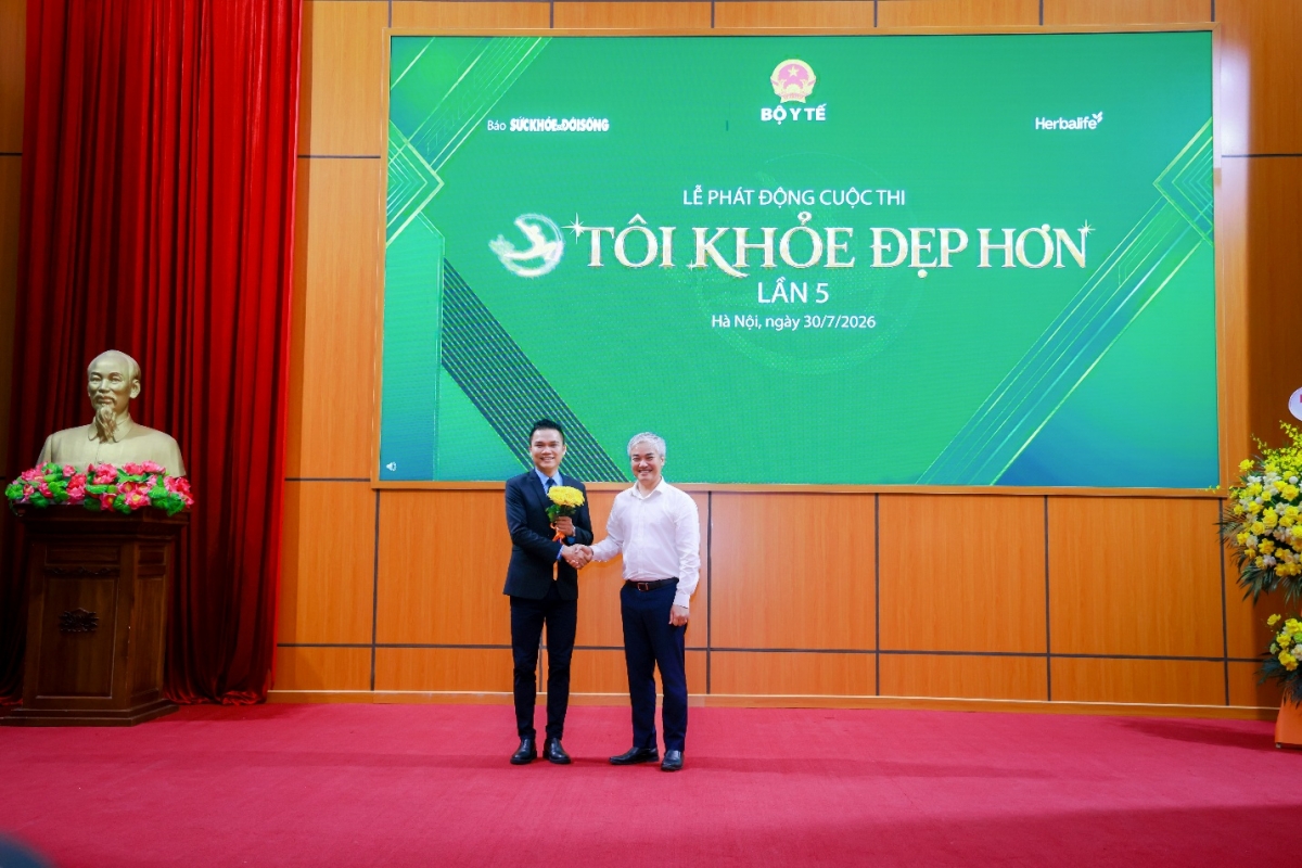 Nhà báo Trần Tuấn Linh, Tổng Biên tập Báo Sức khỏe và Đời sống kiêm Trưởng ban Tổ chức Cuộc thi trao hoa cảm ơn Nhà Tài Trợ Herbalife Việt Nam 