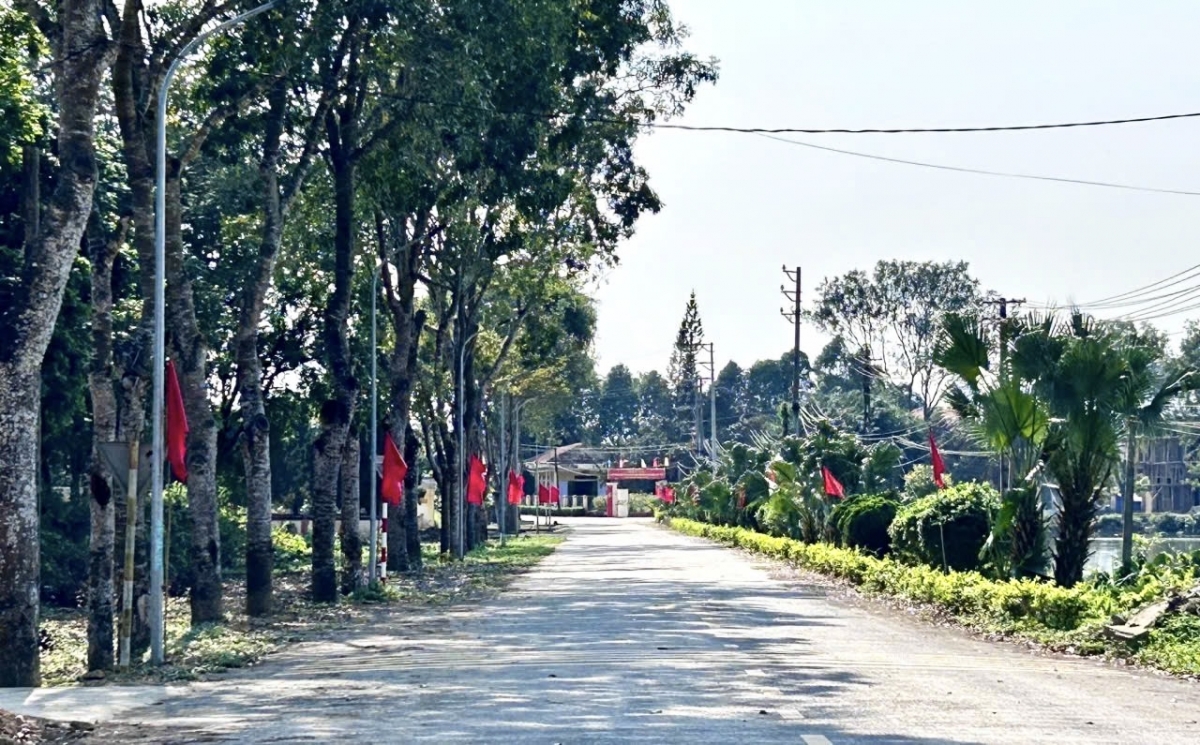Trục đường sạch đẹp được NCT xã Ngọc Liên chăm sóc trong phong trào bảo vệ môi trường