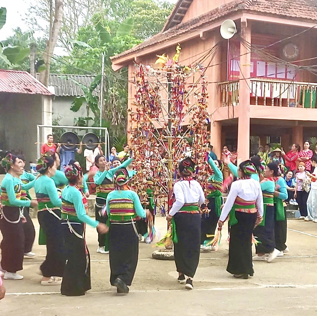 Khoảng 71% dân số xã Ngọc Liên là đồng bào dân tộc Mường nên những dịp sinh hoạt Hội Người cao tuổi, dịp lễ hội, các hội viên NCT thường mặc trang phục truyền thống của người Mường bản địa
