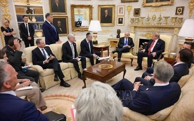 Hình ảnh do Văn phòng Thủ tướng Israel công bố cho thấy ông Trump và ông Netanyahu trao đổi trong Phòng Bầu dục với sự tham dự của các quan chức cấp cao hai nước.                                                        Ảnh: TTXVN