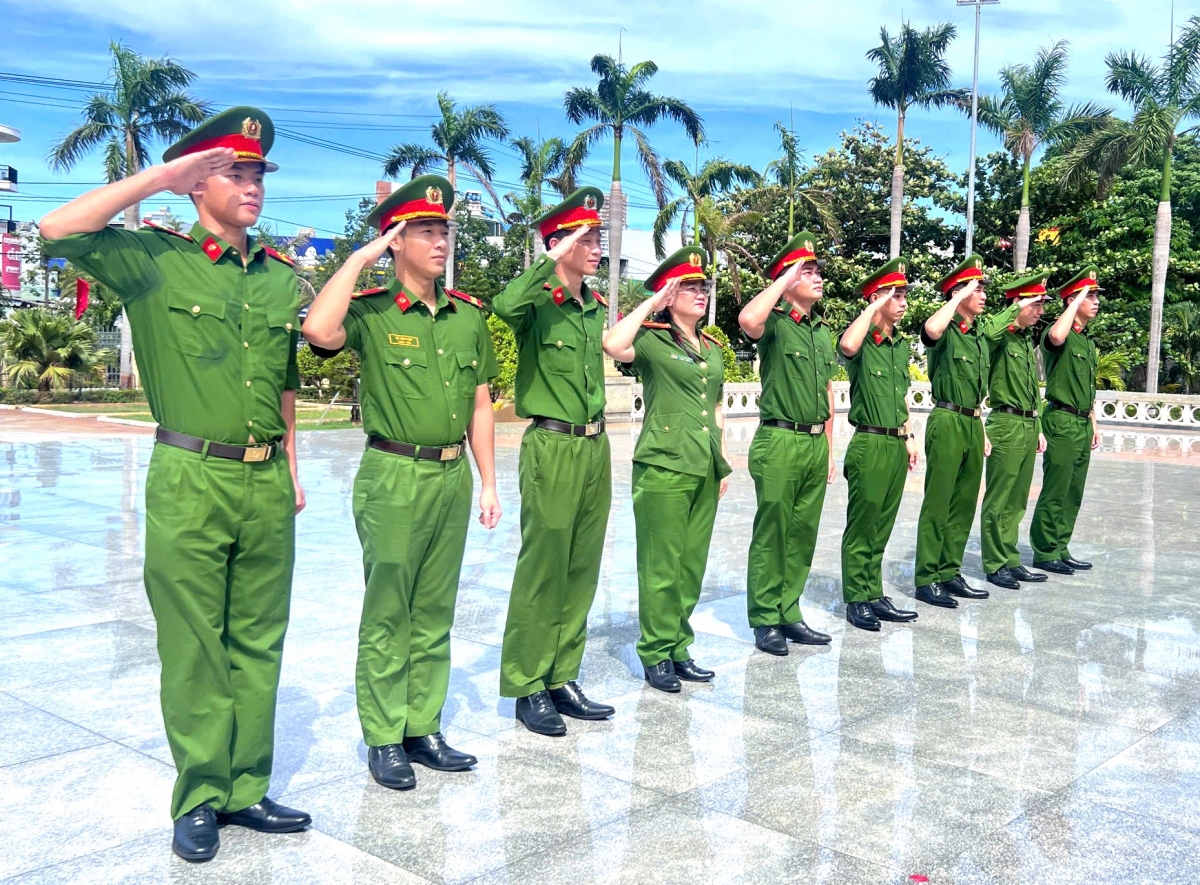 Công an tỉnh Gia Lai thực hiện nghi thức chào tưởng niệm trước lễ dâng hương tri ân các Anh hùng liệt sĩ tại Nghĩa trang Liệt sĩ phường Quy Nhơn Nam
