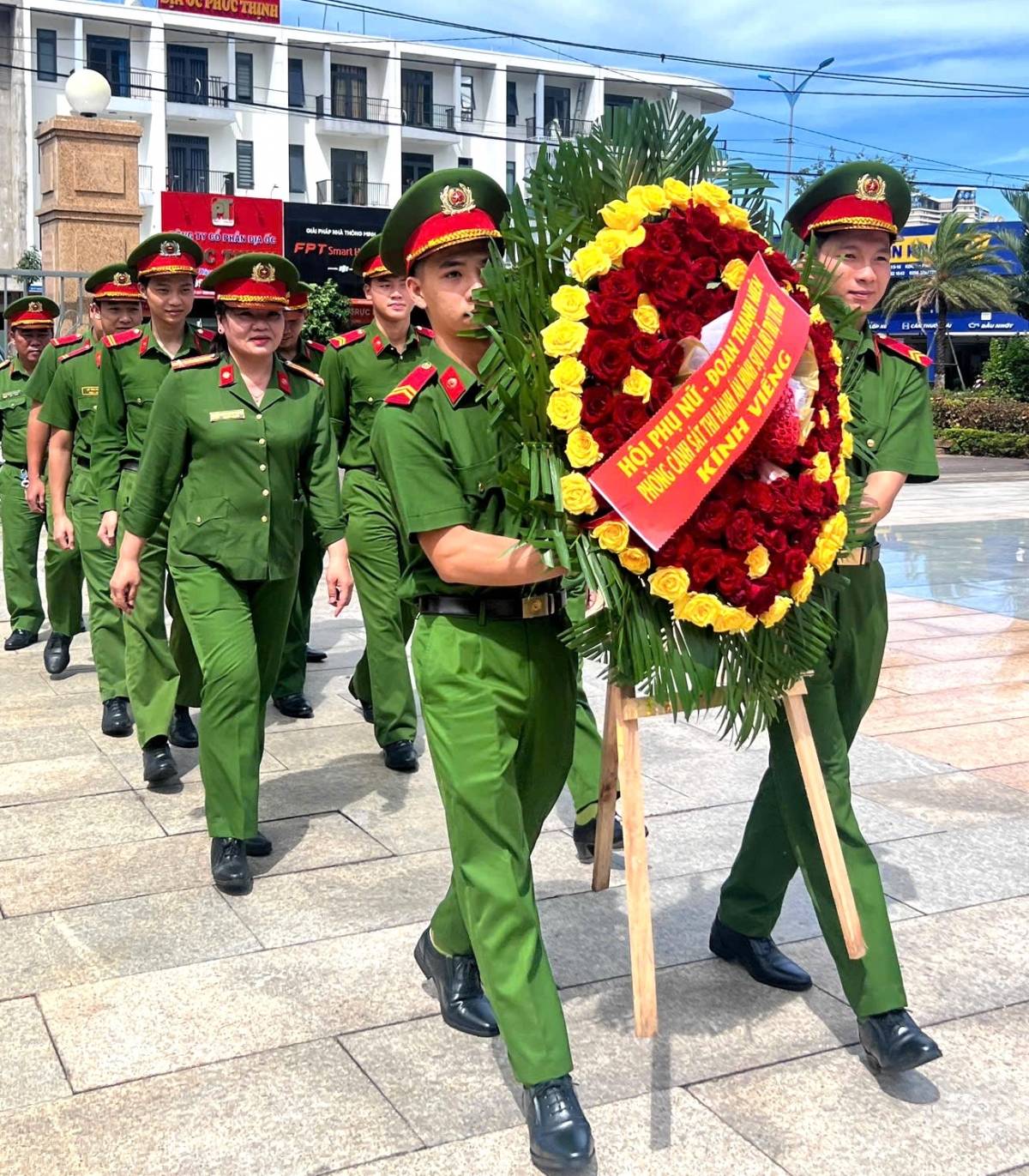 Cảnh sát THAHS & HTTP dâng hoa tri ân các Anh hùng liệt sĩ tại Nghĩa trang Liệt sĩ phường Quy Nhơn Nam