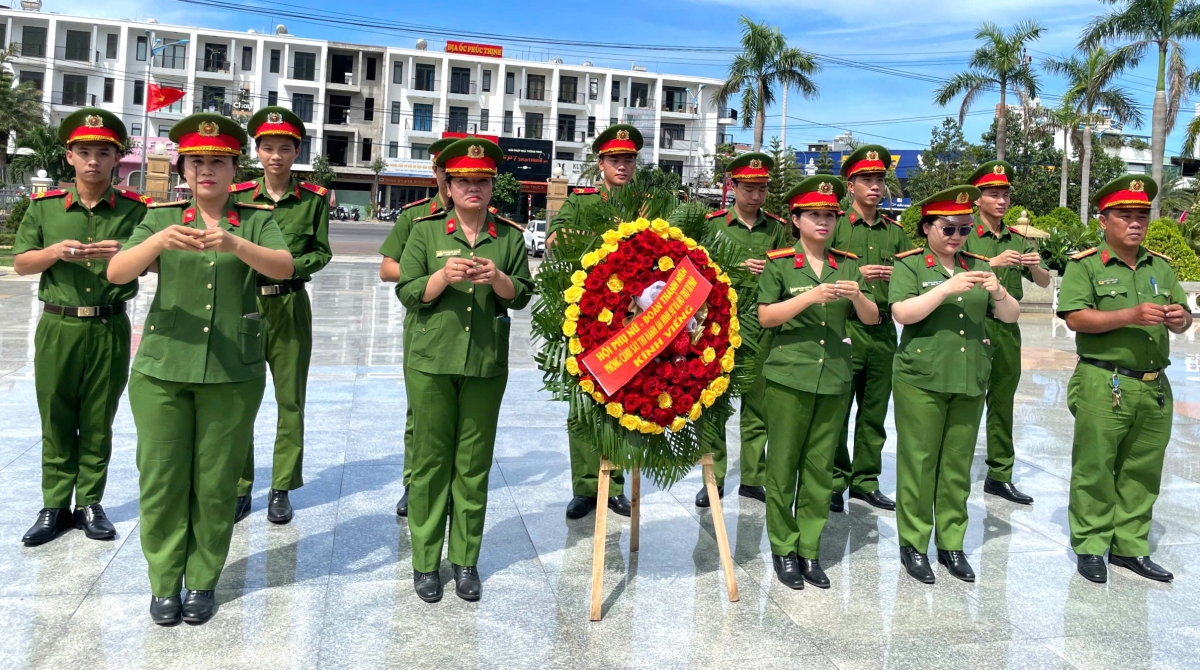 Cán bộ, chiến sĩ Công an tỉnh Gia Lai chuẩn bị thực hiện lễ dâng hoa, dâng hương tri ân các Anh hùng liệt sĩ tại Nghĩa trang Liệt sĩ phường Quy Nhơn Nam.
