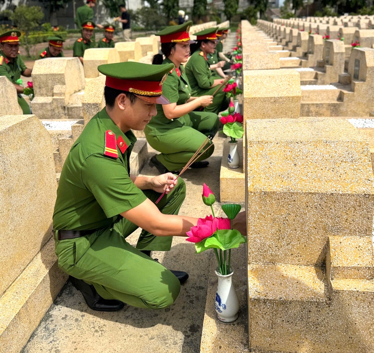 Cảnh sát THAHS & HTTP dâng hương tri ân các Anh hùng liệt sĩ, thể hiện lòng biết ơn sâu sắc đối với các thế hệ đã hy sinh vì độc lập, tự do của Tổ quốc.