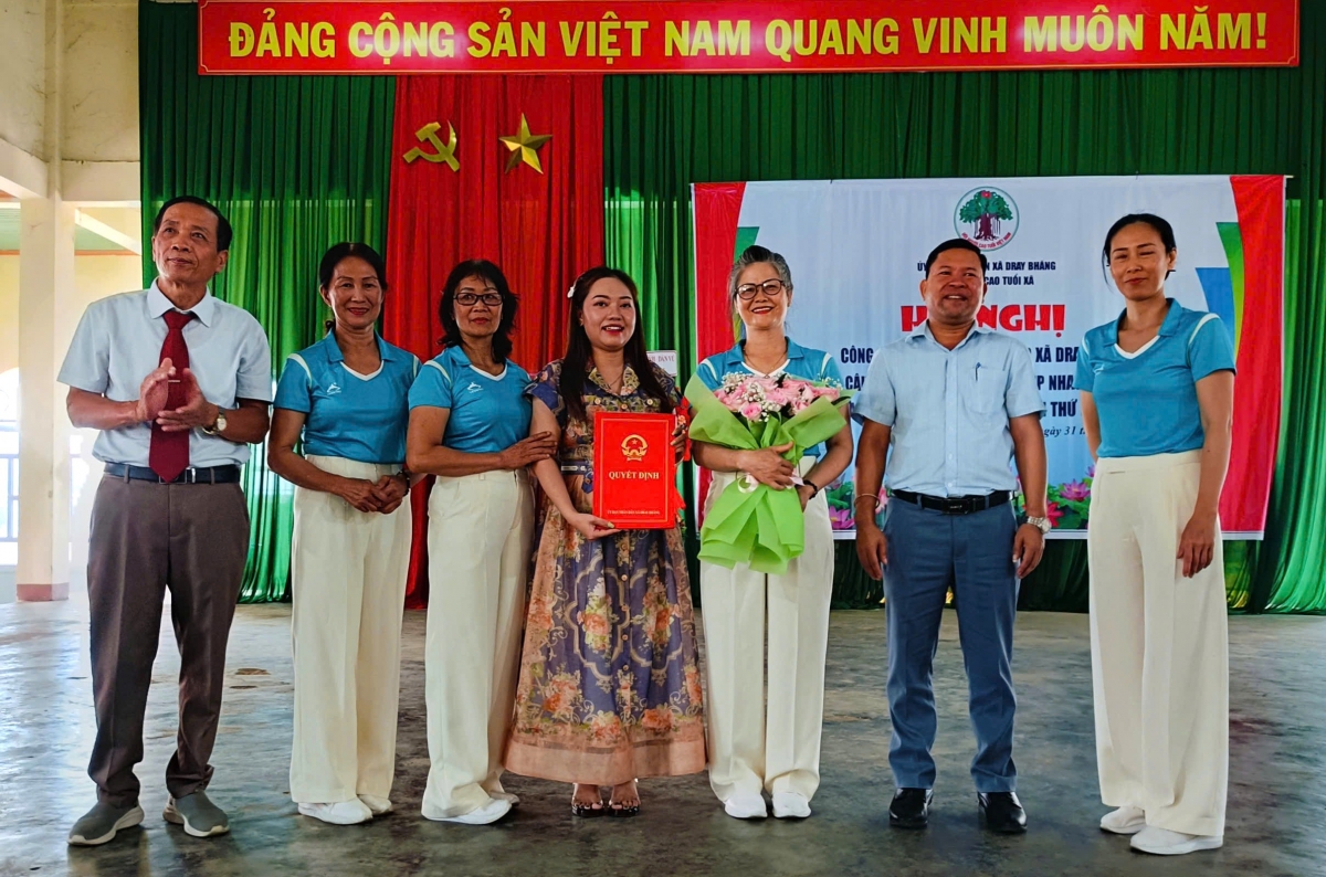Trao quyế định của Chủ tịch UBND xã thành lập CLB Liên thês hệ tự giúp nhau thôn Kim Phát Trao quyế định của Chủ tịch UBND xã thành lập CLB Liên thês hệ tự giúp nhau thôn Kim Phát