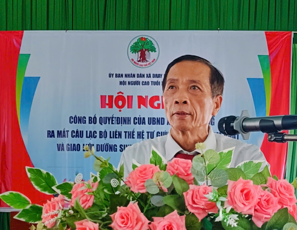 Ông Nguyễn Hồng Khanh, Chủ tịch Hội NCT xã Dray Bhăng phát biểu khai mạc Hội nghị Ông Nguyễn Hồng Khanh, Chủ tịch Hội NCT xã Dray Bhăng phát biểu khai mạc Hội nghị