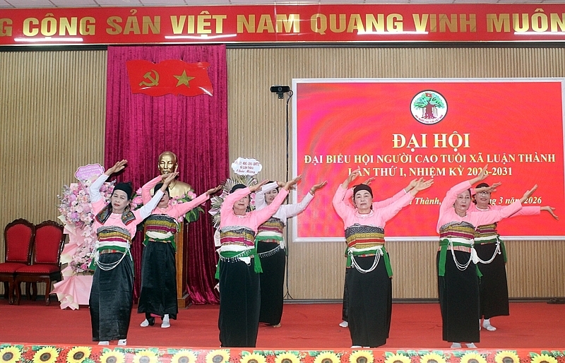Tiết mục văn nghệ của người cao tuổi xã Luận Thành