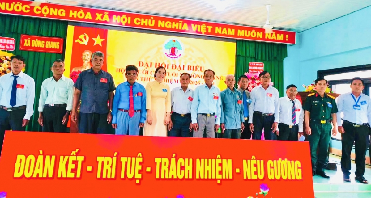 BCH Hội NCT xã Đông Giang nhiệm kỳ mới ra mắt Đại hội, chụp hình với lãnh đạo xã và các ban ngành đoàn thể