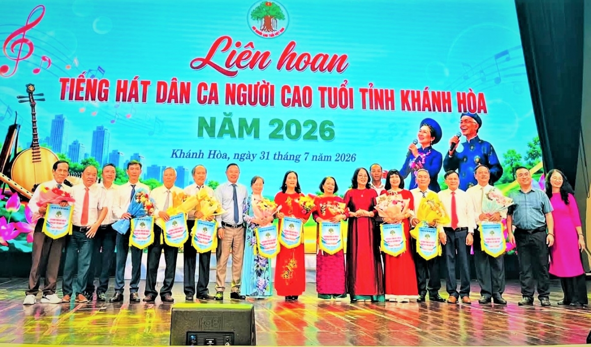 Ban tổ chức tặng cờ lưu niệm và hoa cho các đội tham gia liên hoan Ban tổ chức tặng cờ lưu niệm và hoa cho các đội tham gia liên hoan