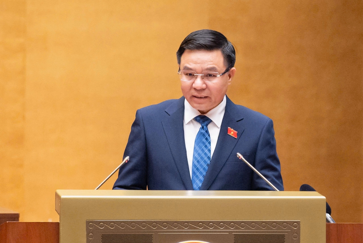 Ông Lê Mạnh Hùng, Bộ trưởng Bộ Công thương Trình bày Tờ trình về dự án Luật Dầu khí (sửa đổi) sáng ngày 3/8. Ông Lê Mạnh Hùng, Bộ trưởng Bộ Công thương Trình bày Tờ trình về dự án Luật Dầu khí (sửa đổi) sáng ngày 3/8.