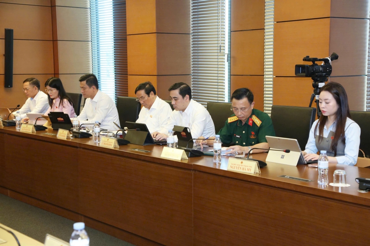 Đoàn Đại biểu Quốc hội Hà Tĩnh tham dự thảo luận tại tổ về các dự án Luật, chiều ngày 3/8. Đoàn Đại biểu Quốc hội Hà Tĩnh tham dự thảo luận tại tổ về các dự án Luật, chiều ngày 3/8.