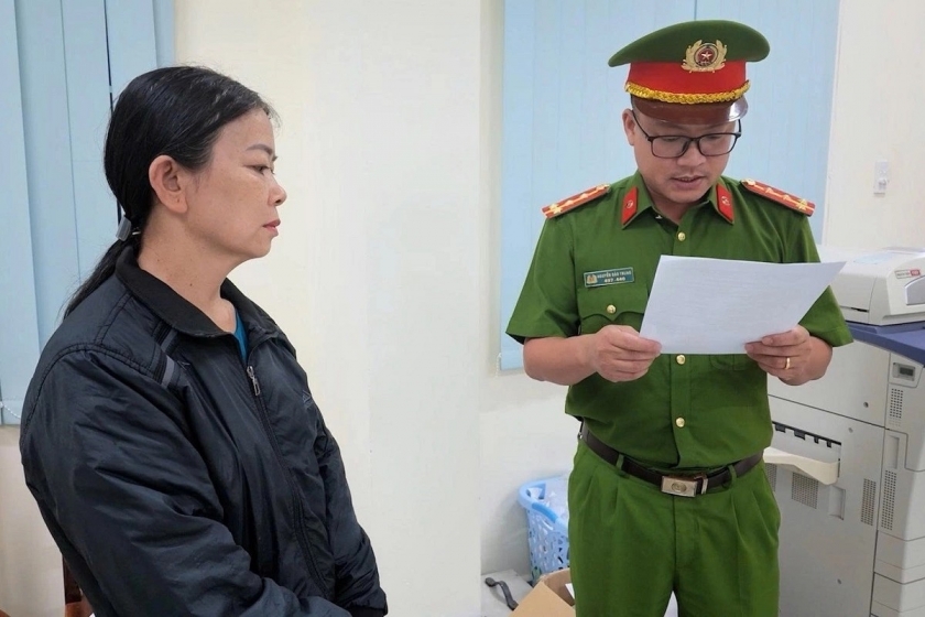 Khởi tố người phụ nữ pha cồn công nghiệp với nước lã làm rượu bán Khởi tố người phụ nữ pha cồn công nghiệp với nước lã làm rượu bán