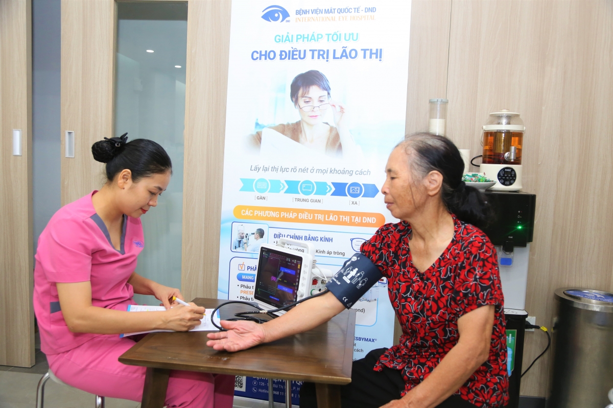 Đo huyết áp cho người cao tuổi