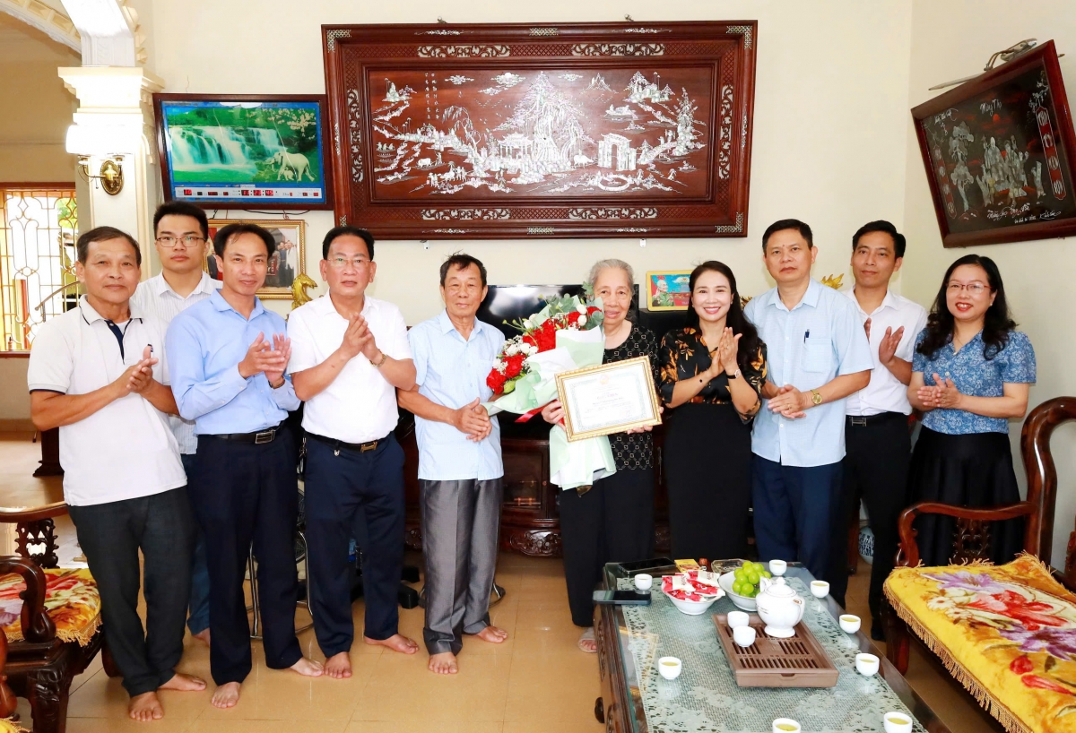 Lãnh đạo phường Hải An biểu dương, trao thư cảm ơn gia đình bà Lương Thị Thúy vì nghĩa cử cao đẹp. Ảnh: Lãnh đạo phường Hải An biểu dương, trao thư cảm ơn gia đình bà Lương Thị Thúy vì nghĩa cử cao đẹp. Ảnh:
