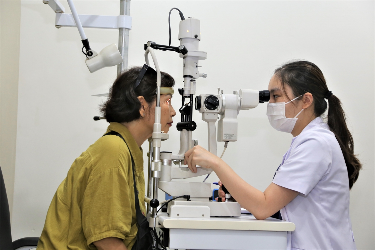 Gần 600 người cao tuổi được khám, tư vấn chăm sóc sức khỏe đôi mắt