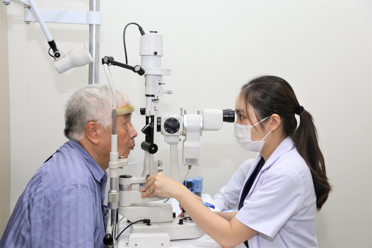 Gần 600 người cao tuổi được khám, tư vấn chăm sóc sức khỏe đôi mắt