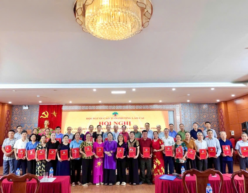 Hội NCT phường trao các quyết định về tổ chức và nhân sự các Chi hội NCT.