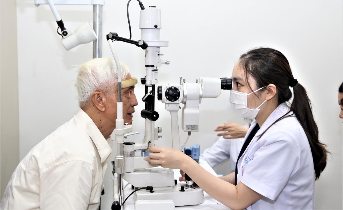Gần 600 người cao tuổi được khám, tư vấn chăm sóc sức khỏe đôi mắt