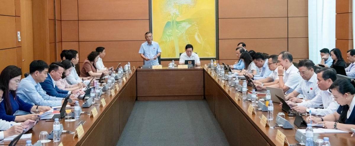 Ông Lê Đức Thái, Ủy viên Trung ương Đảng, Bí thư Tỉnh ủy, Trưởng Đoàn ĐBQH tỉnh Thanh Hóa điều hành phiên thảo luận.