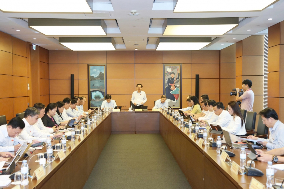 Quang cảnh buổi thảo luận tại Tổ 9 gồm Đoàn đại biểu Quốc hội thành phố Cần Thơ, Đoàn đại biểu Quốc hội tỉnh Lai Châu và Đoàn đại biểu Quốc hội tỉnh Hà Tĩnh