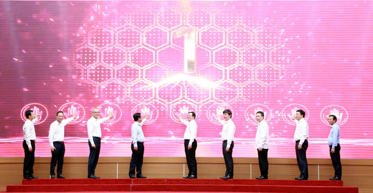 Phó Thủ tướng Hồ Quốc Dũng cùng các đại biểu thực hiện nghi thức phát động Chiến dịch 90 ngày xây dựng, hoàn thiện Kho dữ liệu tỉnh Phú Thọ.
