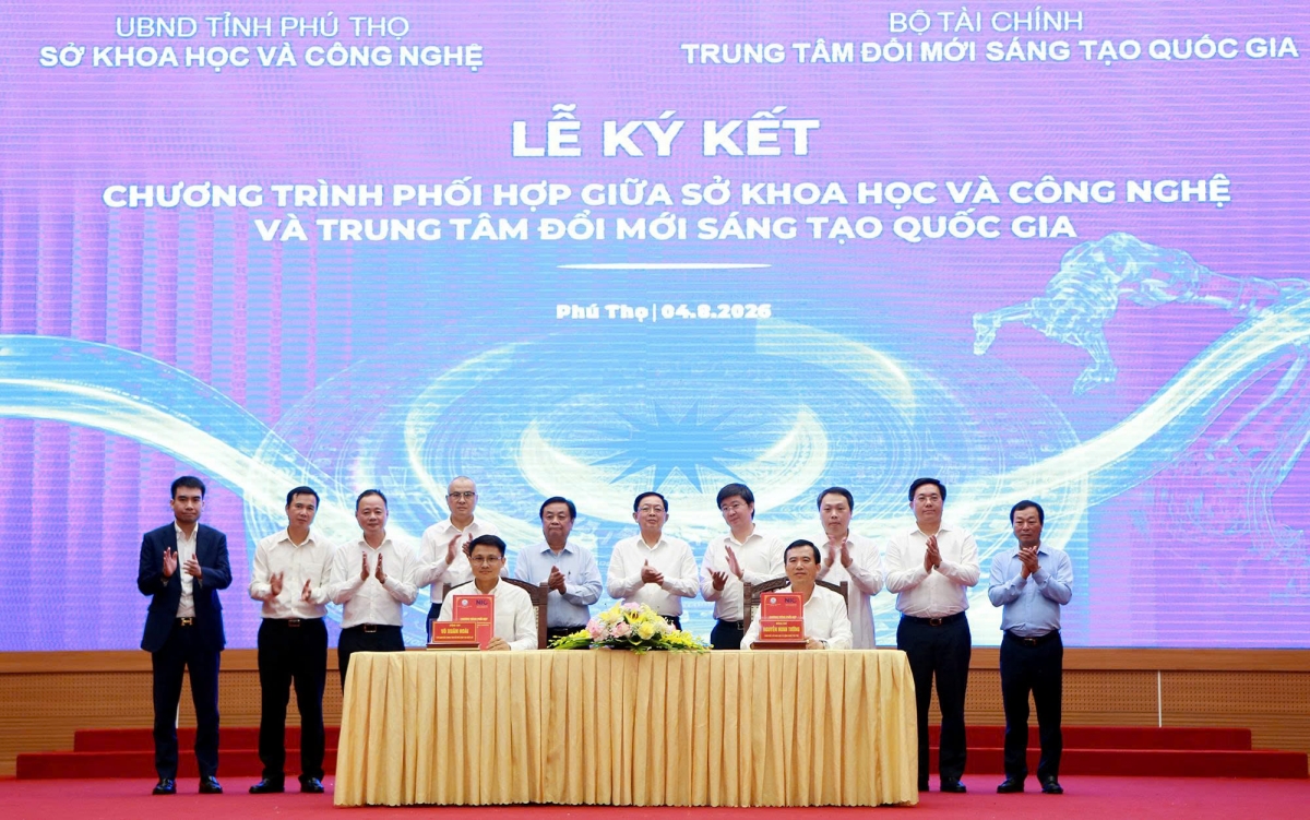 Phó Thủ tướng Hồ Quốc Dũng và các đại biểu chứng kiến lễ ký kết hợp tác tại hội nghị.