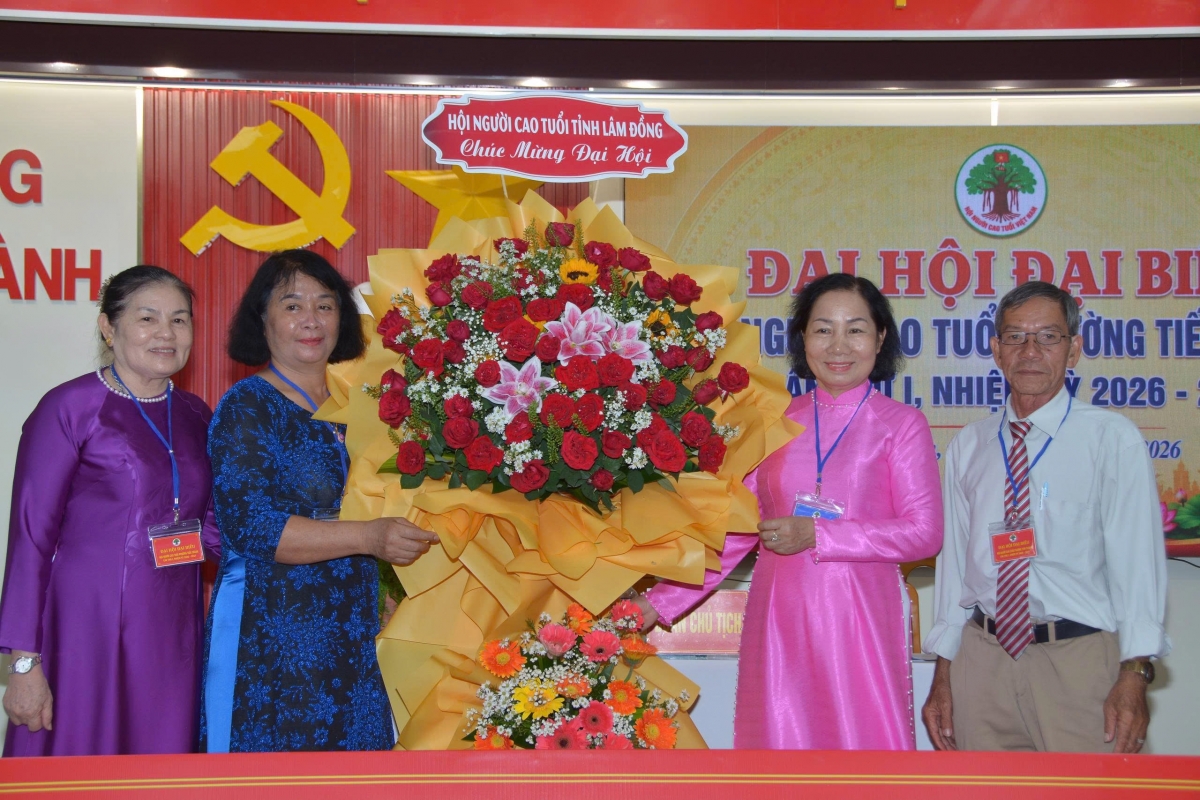 Đại diện lãnh đạo Hội NCT tỉnh tặng hoa cho Đại hội Hội Người cao tuổi phường Tiến Thành: Nâng cao hiệu quả công tác bảo vệ, chăm sóc và phát huy vai trò người cao tuổi