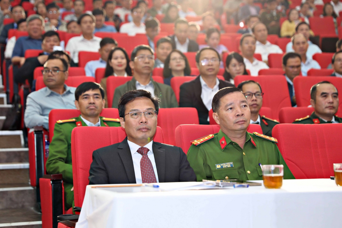 Đồng chí Đinh Văn Tuấn, Tỉnh ủy viên, Phó Chủ tịch UBND tỉnh Lâm Đồng và Đại tá Nguyễn Tường Vũ, Phó Giám đốc Công an tỉnh Lâm Đồng tham dự lễ mít tinh