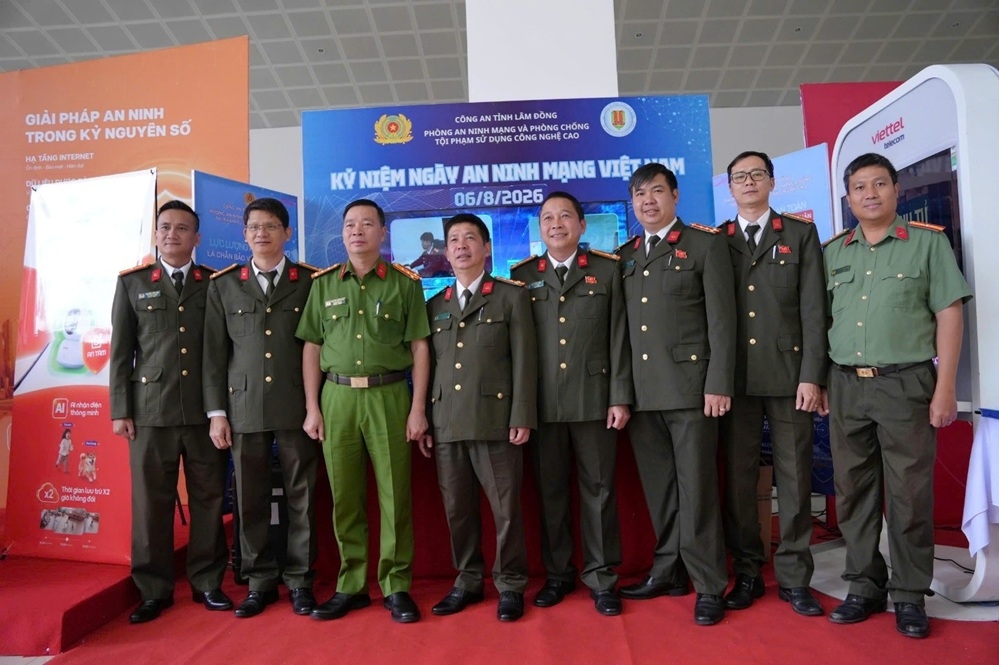 Các đại biểu chụp ảnh lưu niệm cùng biểu trưng tuyên truyền tại khu vực check-in độc đáo của sự kiện
