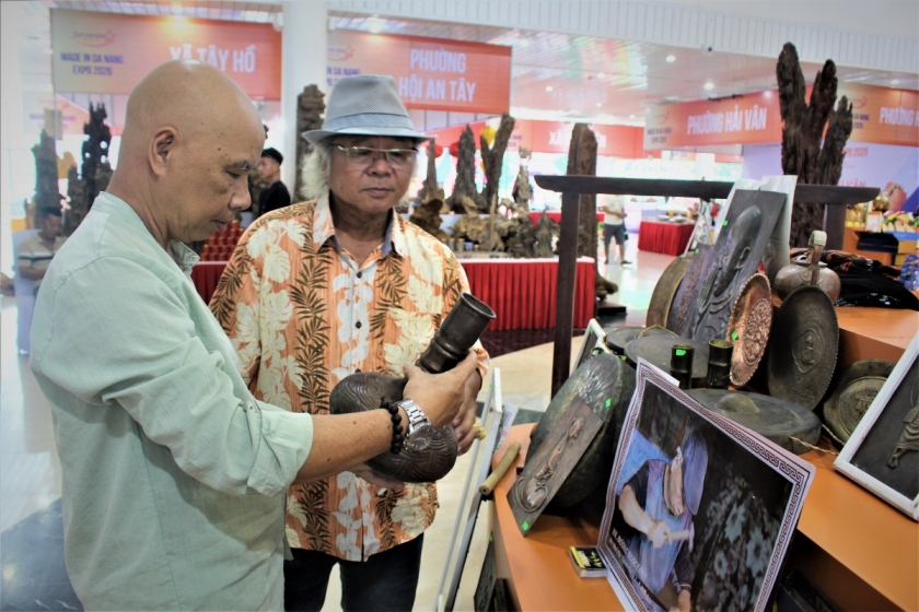  Du khách tham quan, tìm hiểu nghề “đục tranh” đồng.