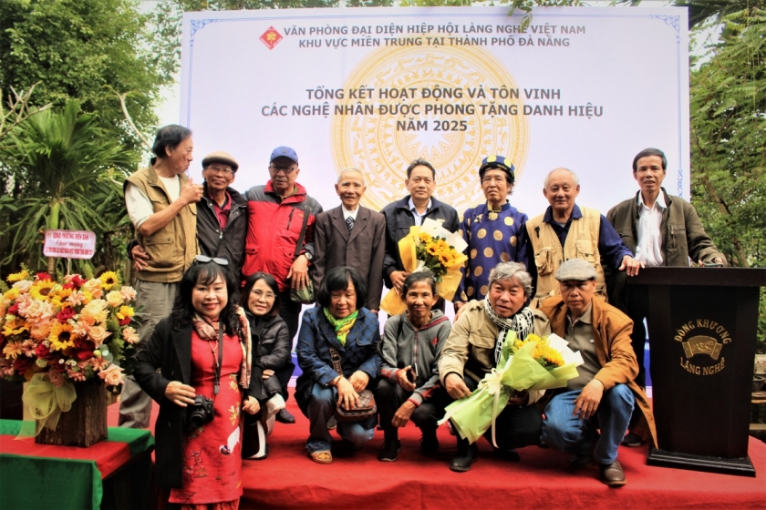 Nghệ nhân Dương Ngọc Long (ngồi hàng trước từ phải qua) chụp ảnh lưu niệm cùng ban tổ chức và các nghệ nhân xứ Quảng. nhân Dương Ngọc Long đang giới thiệu một tác phẩm vừa hoàn thiện. - (2).jpg: Du khách tham quan, tìm hiểu nghề “đục tranh” đồng. - (3).jpg: Những tác phẩm tinh xảo và nghệ thuật của nghệ nhân Dương Ngọc Long. - (4).jpg: 