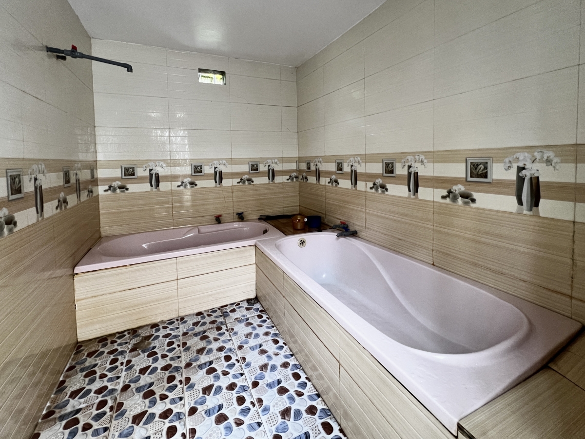 Hiện nay, cơ ngơi của ông Liễu tại Quảng Yên có khoảng 16 phòng tắm bồn hiện đại bao gồm cả phòng đơn và phòng đôi Hiện nay, cơ ngơi của ông Liễu tại Quảng Yên có khoảng 16 phòng tắm bồn hiện đại bao gồm cả phòng đơn và phòng đôi