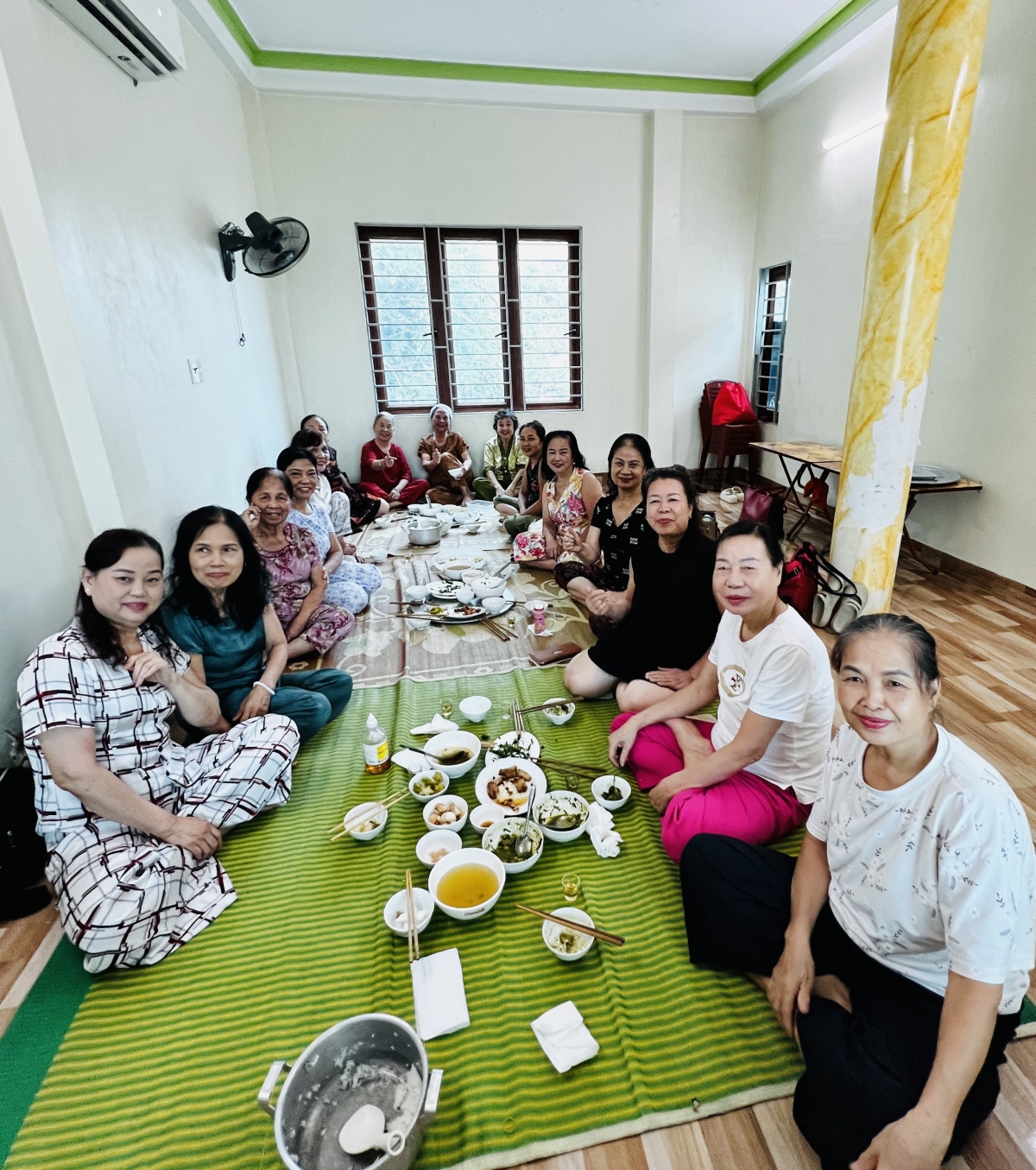 Đoàn khách hầu hết là người cao tuổi đều đặn hàng tuần đến nhà ông Liễu tắm khoáng nóng và thưởng thức các món ăn dân dã do vợ và con dâu ông Liễu chế biến Đoàn khách hầu hết là người cao tuổi đều đặn hàng tuần đến nhà ông Liễu tắm khoáng nóng và thưởng thức các món ăn dân dã do vợ và con dâu ông Liễu chế biến