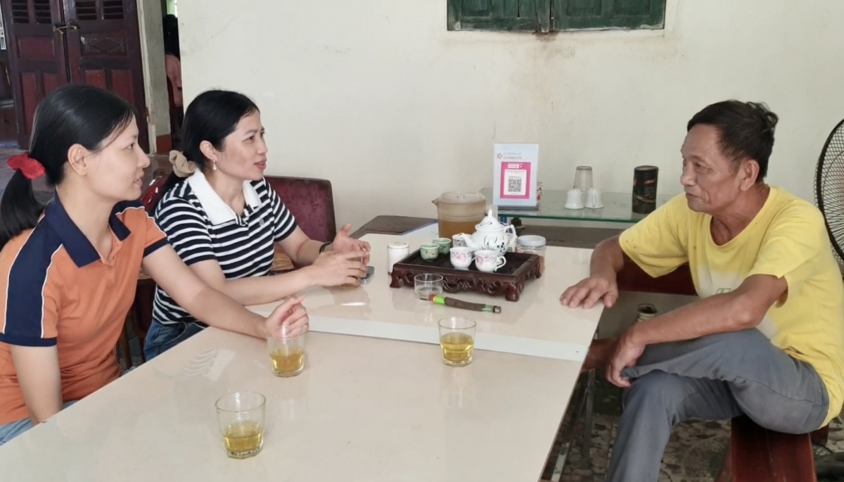 Ông Trịn Sĩ Liễu - Chủ cơ sở tắm khoáng nóng thiên nhiên Liễu Tình (bên phải ảnh) trò chuyện cùng các phóng viên Tạp chí Người cao tuổi Ông Trịn Sĩ Liễu - Chủ cơ sở tắm khoáng nóng thiên nhiên Liễu Tình (bên phải ảnh) trò chuyện cùng các phóng viên Tạp chí Người cao tuổi